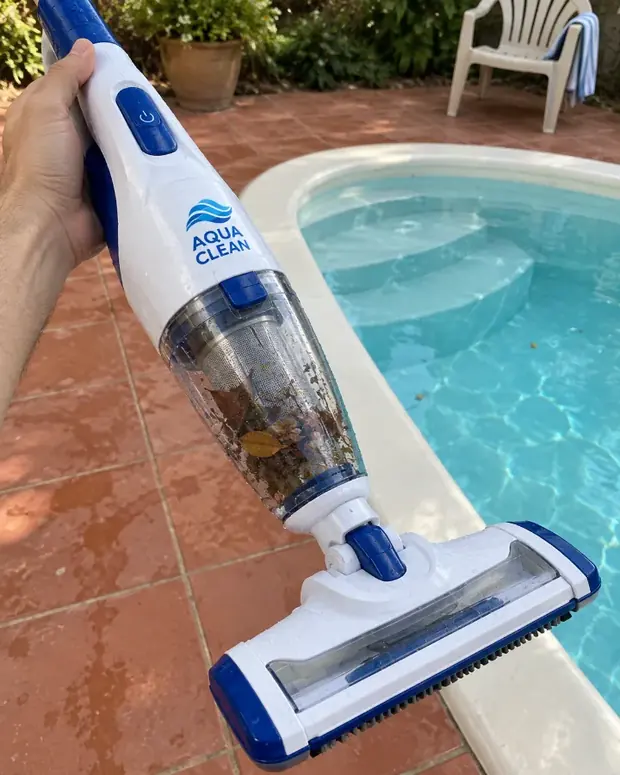 Reservatório do aspirador AquaClean com folhas retiradas da piscina