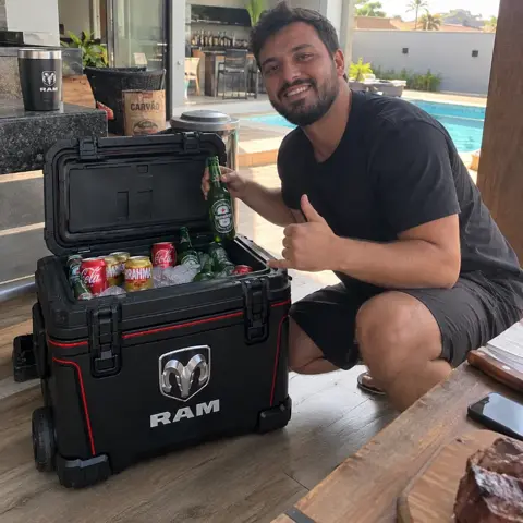 Homem ao lado do cooler RAM com bebidas