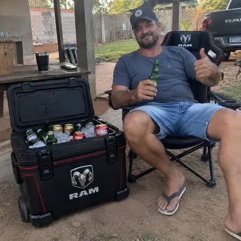 Homem sentado na cadeira ao lado do cooler RAM aberto