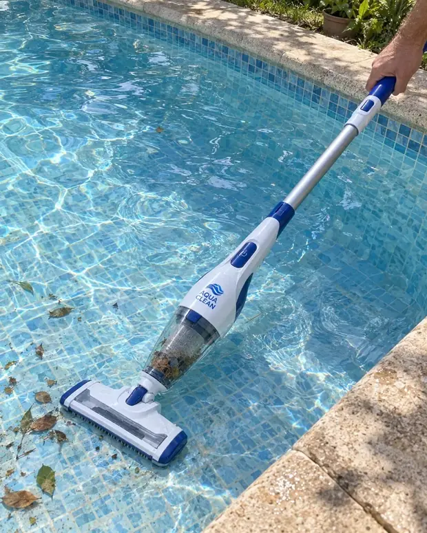 Aspirador AquaClean retirando folhas do fundo de uma piscina revestida
